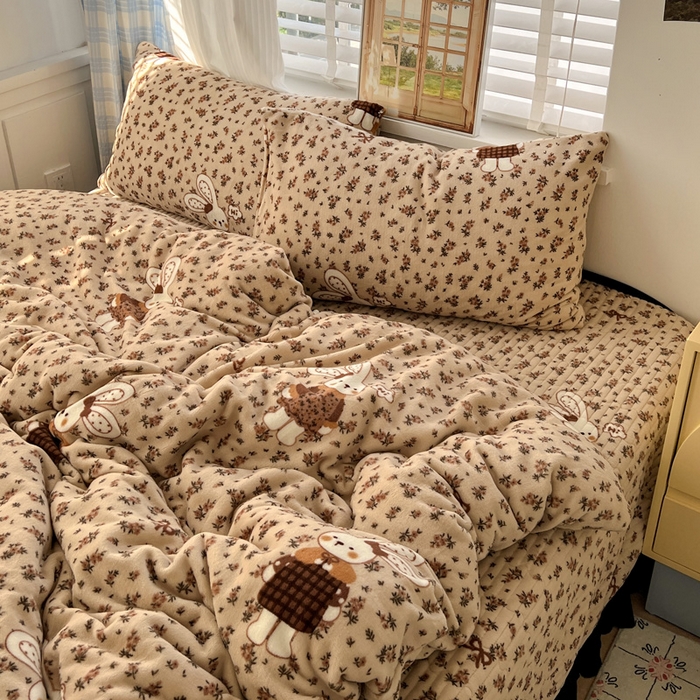 91家纺网 家纺一手货源 找家纺 鑫利来家纺 2025新款牛奶绒加厚印花法式赫本风花边床盖四件套 床盖款-乖乖兔