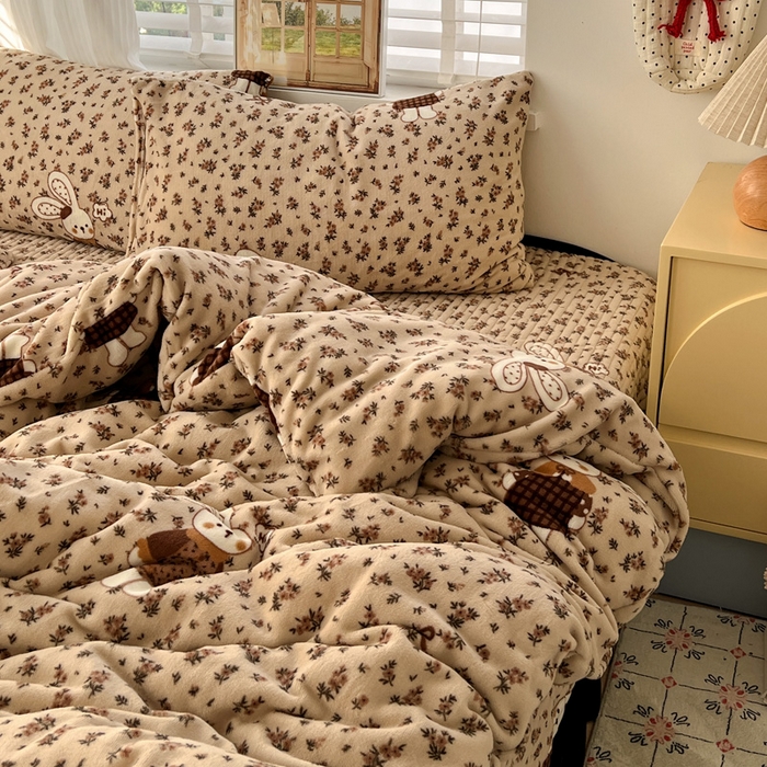 91家纺网 家纺一手货源 找家纺 鑫利来家纺 2025新款牛奶绒加厚印花法式赫本风花边床盖四件套 床盖款-乖乖兔