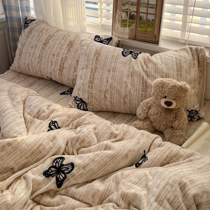 91家纺网 家纺一手货源 找家纺 鑫利来家纺 2025新款牛奶绒加厚印花法式赫本风花边床盖四件套 床盖款-法式蝴蝶