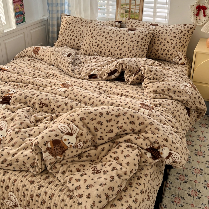91家纺网 家纺一手货源 找家纺 鑫利来家纺 2025新款牛奶绒加厚印花法式赫本风花边床盖四件套 床盖款-乖乖兔