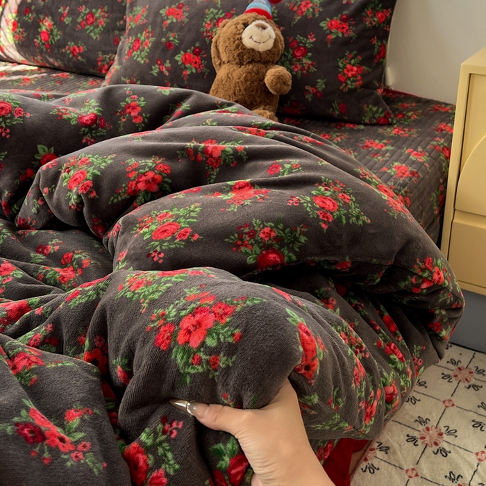 91家纺网 家纺一手货源 找家纺 鑫利来家纺 2025新款牛奶绒加厚印花法式赫本风花边床盖四件套 床盖款-玫瑰的故事