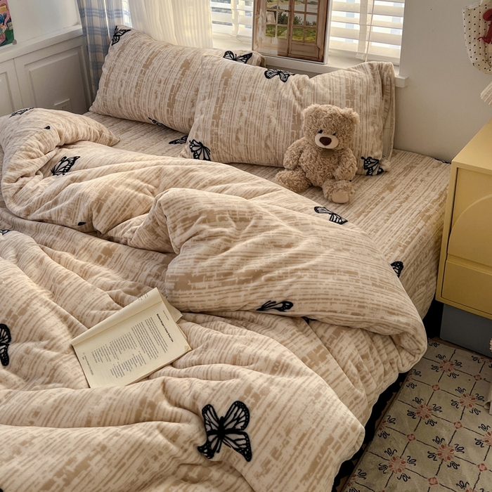 91家纺网 家纺一手货源 找家纺 鑫利来家纺 2025新款牛奶绒加厚印花法式赫本风花边床盖四件套 床盖款-法式蝴蝶