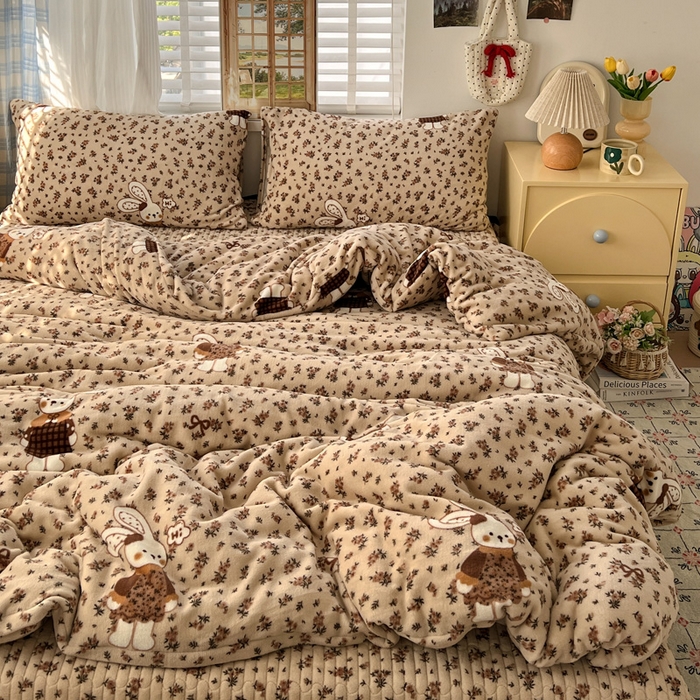 91家纺网 家纺一手货源 找家纺 鑫利来家纺 2025新款牛奶绒加厚印花法式赫本风花边床盖四件套 床盖款-乖乖兔