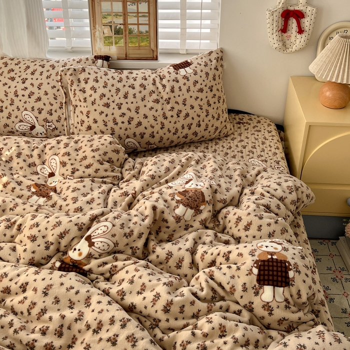 91家纺网 家纺一手货源 找家纺 鑫利来家纺 2025新款牛奶绒加厚印花法式赫本风花边床盖四件套 床盖款-乖乖兔