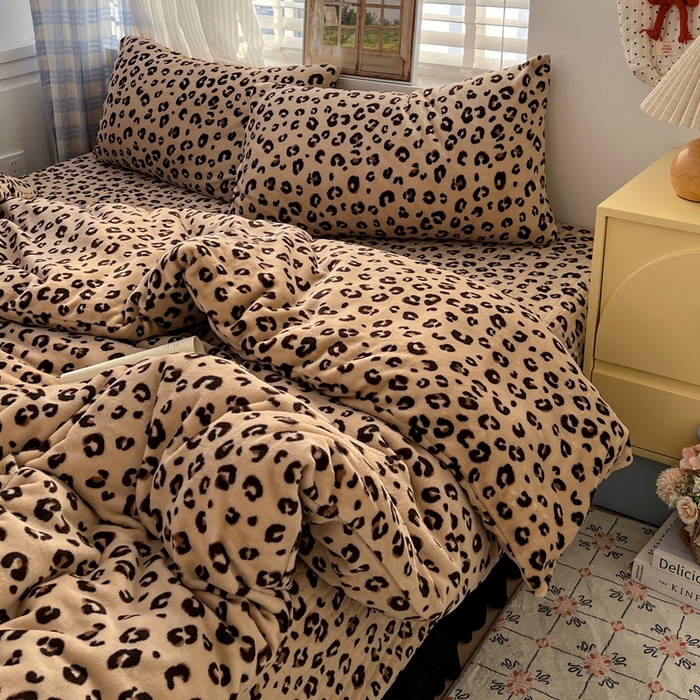 91家纺网 家纺一手货源 找家纺 鑫利来家纺 2025新款牛奶绒加厚印花法式赫本风花边床盖四件套 床盖款-豹纹