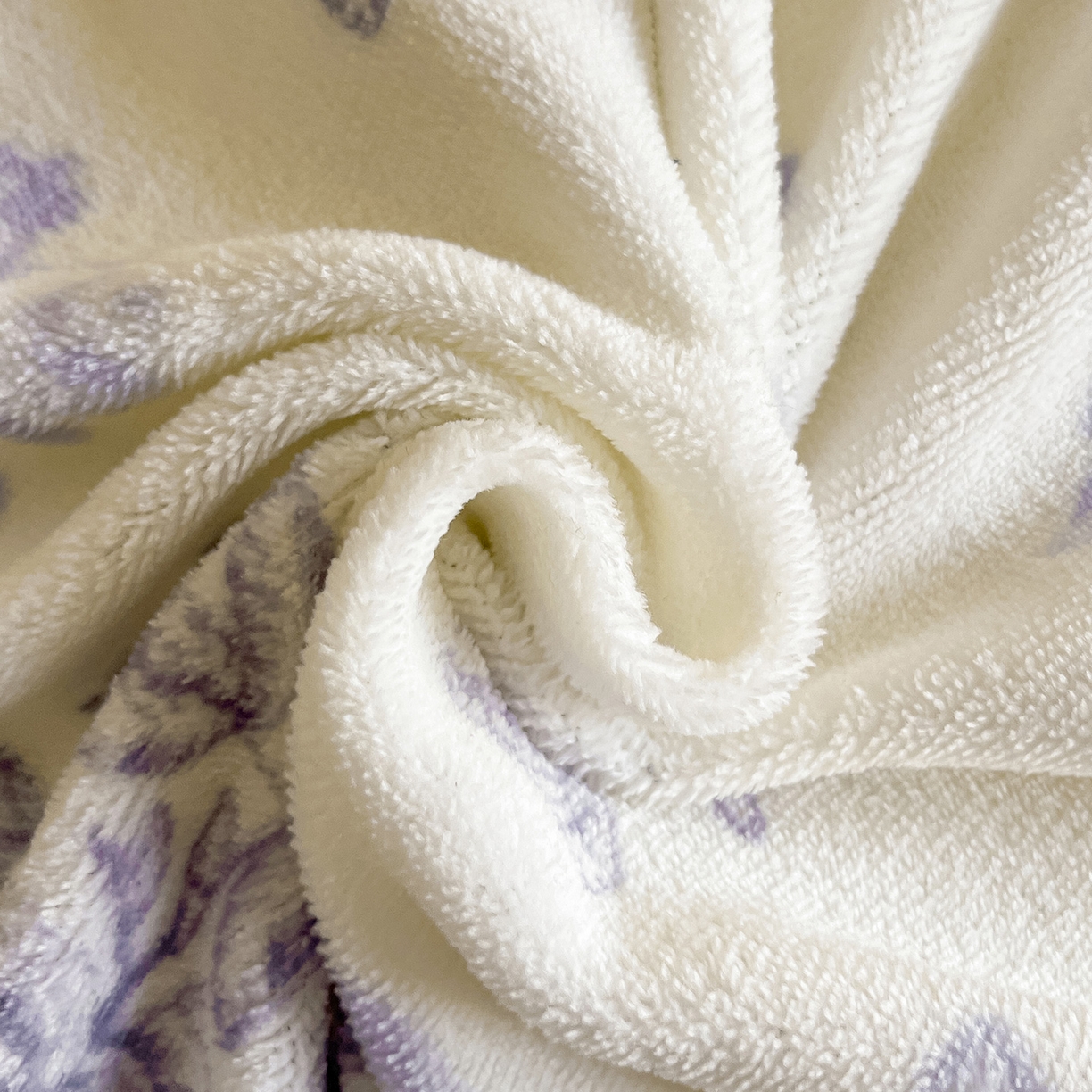 91家纺网 家纺一手货源 找家纺 安哆啦家纺 2025新款法式赫本风牛奶绒单床盖 兰絮语