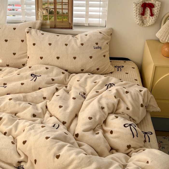 91家纺网 家纺一手货源 找家纺 鑫利来家纺 2025新款牛奶绒加厚印花法式赫本风花边床盖四件套 床盖款-爱心蝴蝶结