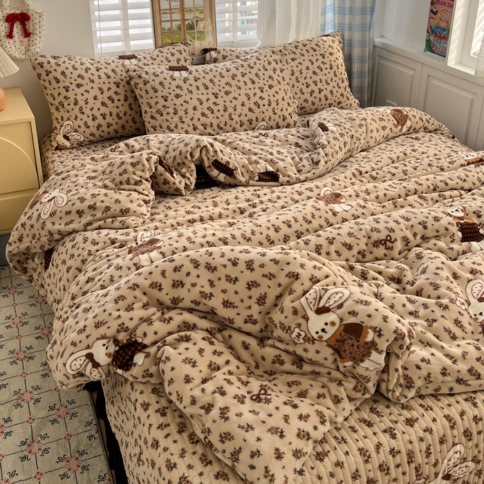 91家纺网 家纺一手货源 找家纺 鑫利来家纺 2025新款牛奶绒加厚印花法式赫本风花边床盖四件套 床盖款-乖乖兔