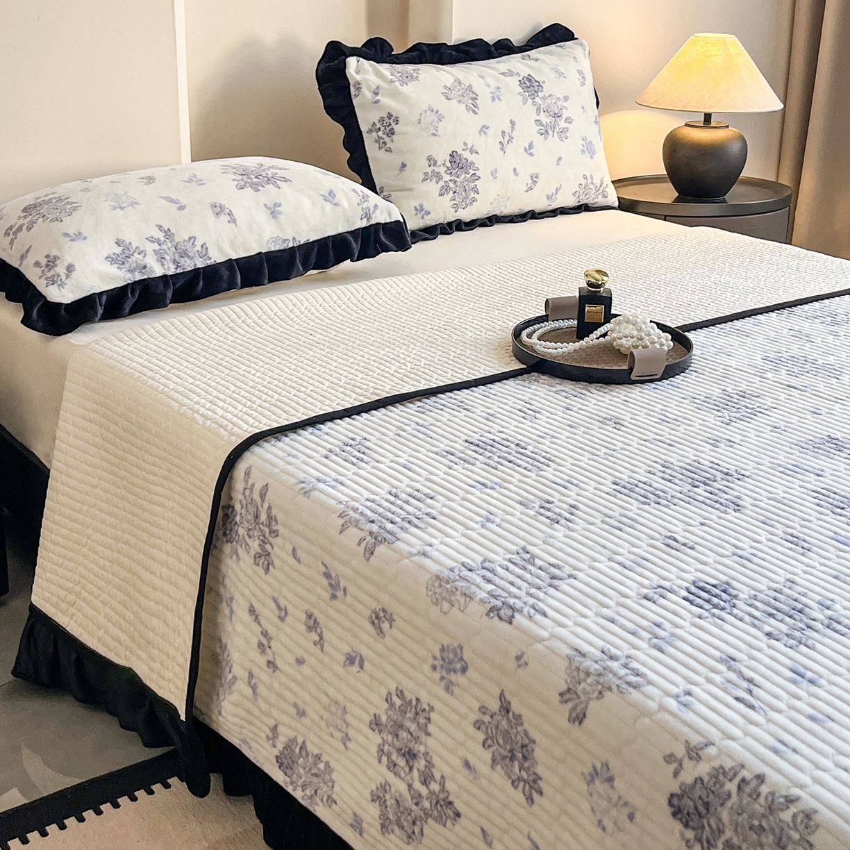 91家纺网 家纺一手货源 找家纺 安哆啦家纺 2025新款法式赫本风牛奶绒单床盖 兰絮语