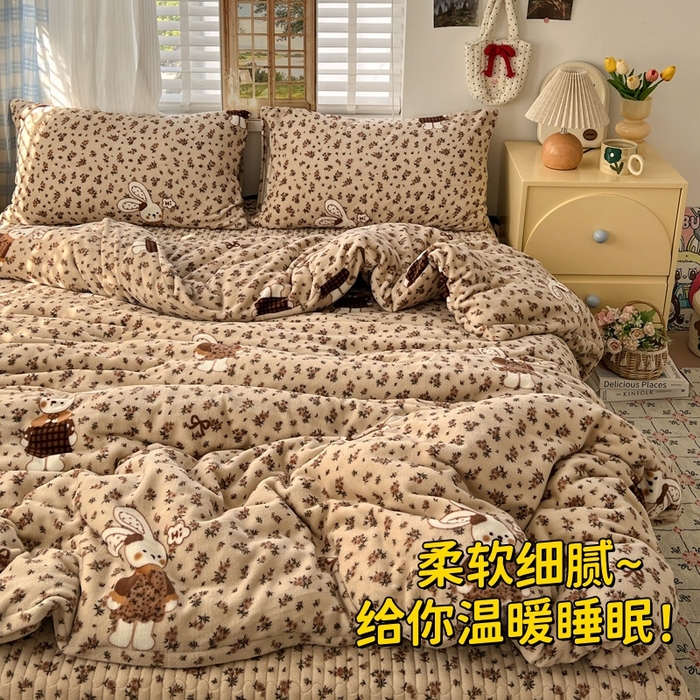 91家纺网 家纺一手货源 找家纺 （总）鑫利来家纺 2025新款牛奶绒加厚印花法式赫本风花边床盖四件套