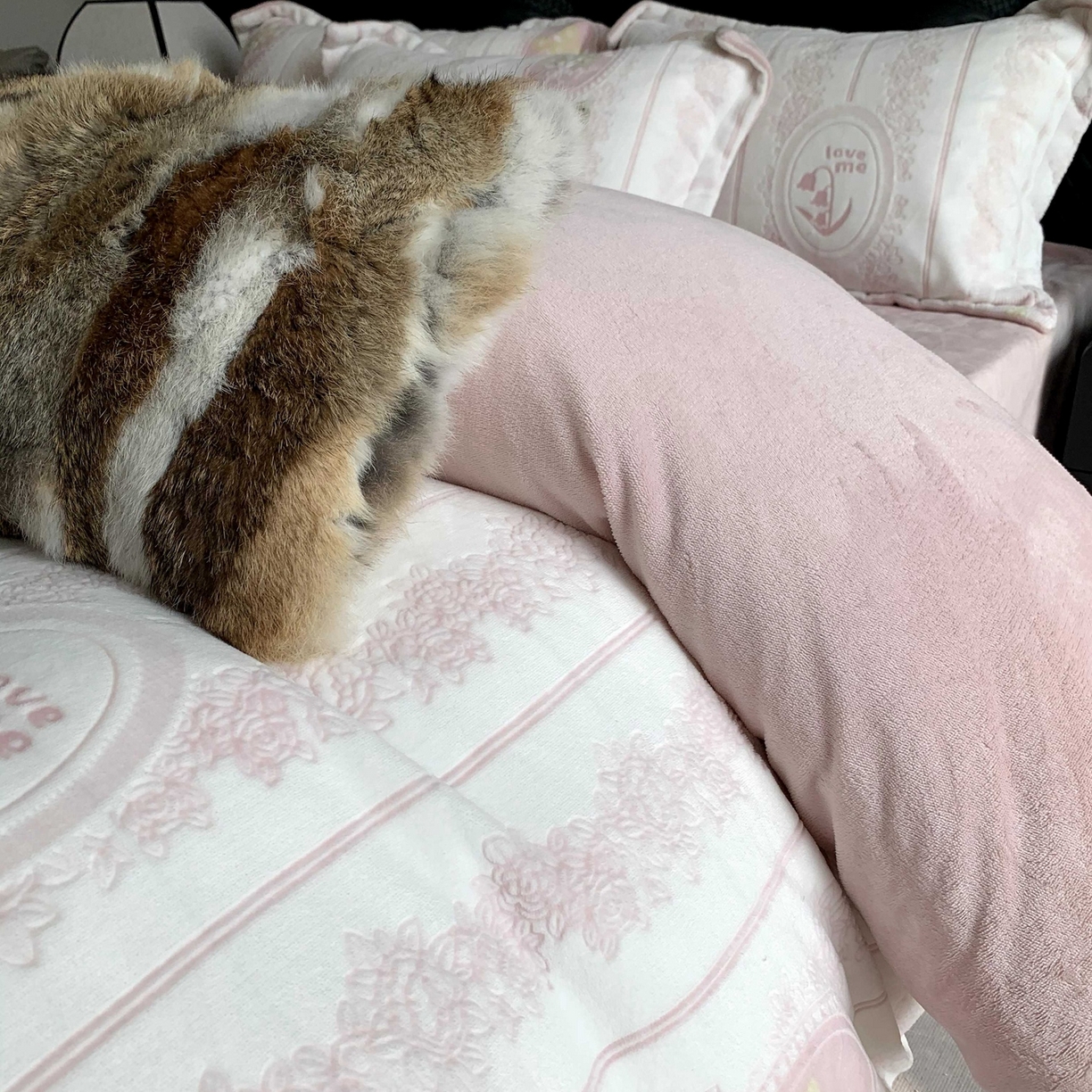 91家纺网 家纺一手货源 找家纺 奈萝家纺 2025新款加厚雕花绒牛奶绒四件套 艾美瑞粉