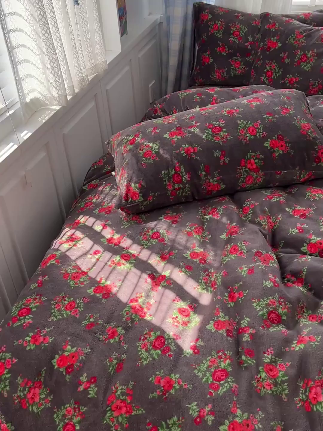 91家纺网 家纺一手货源 找家纺 鑫利来家纺 2025新款牛奶绒加厚印花法式赫本风花边床盖四件套 床盖款-玫瑰的故事