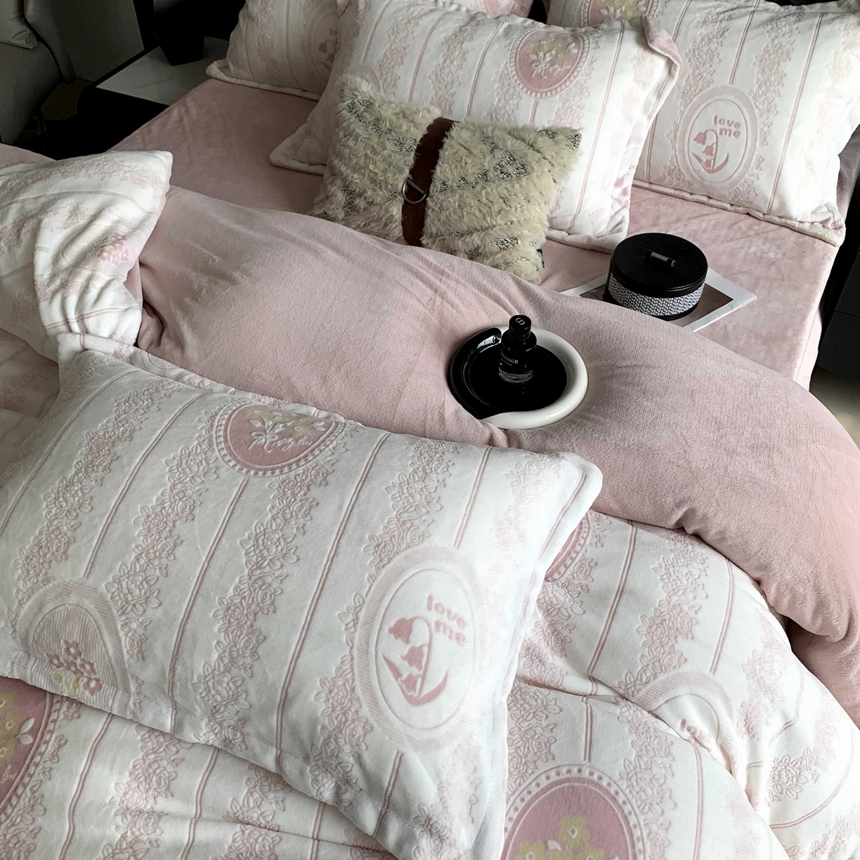 91家纺网 家纺一手货源 找家纺 奈萝家纺 2025新款加厚雕花绒牛奶绒四件套 艾美瑞粉