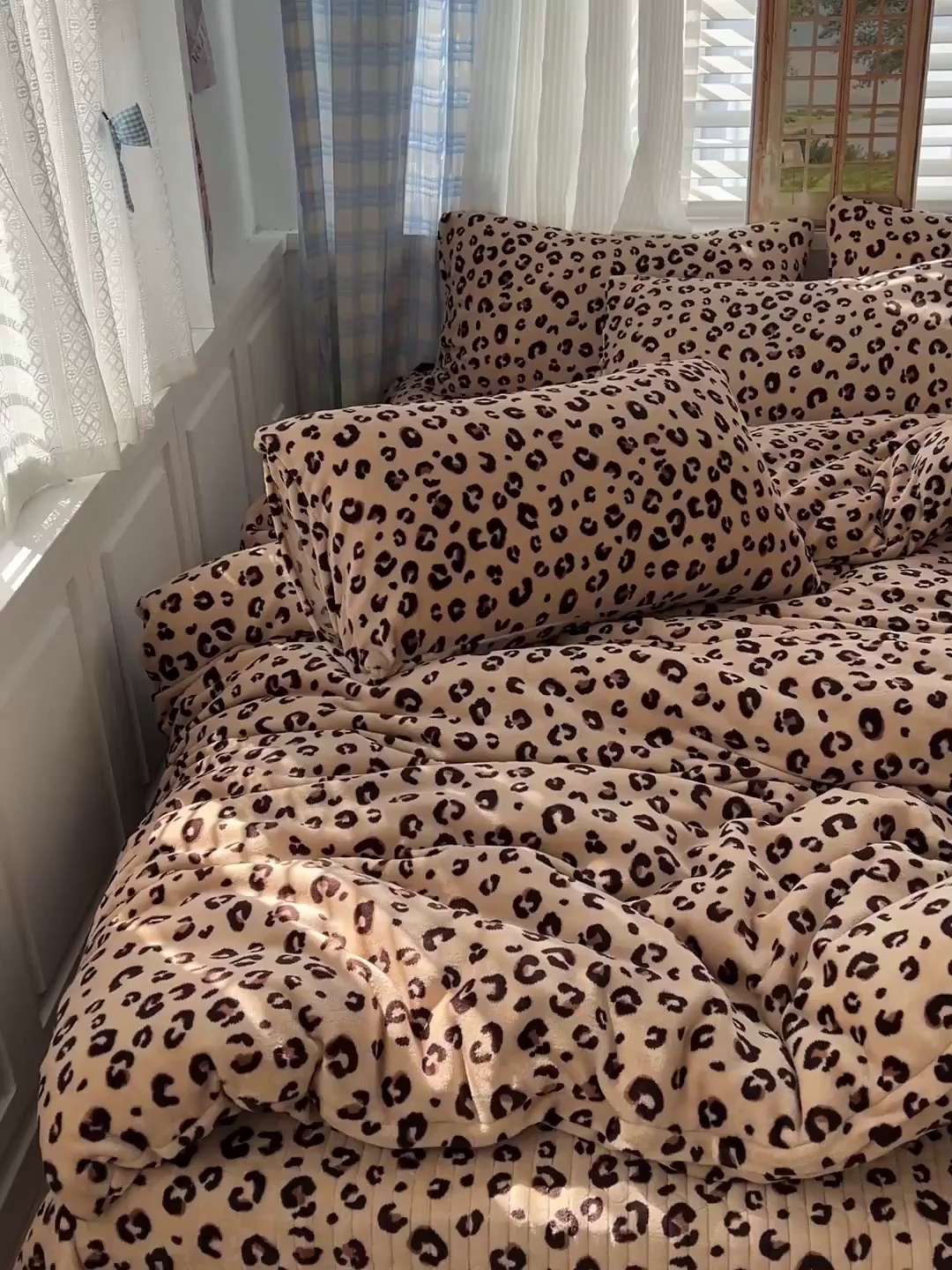 91家纺网 家纺一手货源 找家纺 鑫利来家纺 2025新款牛奶绒加厚印花法式赫本风花边床盖四件套 床盖款-豹纹