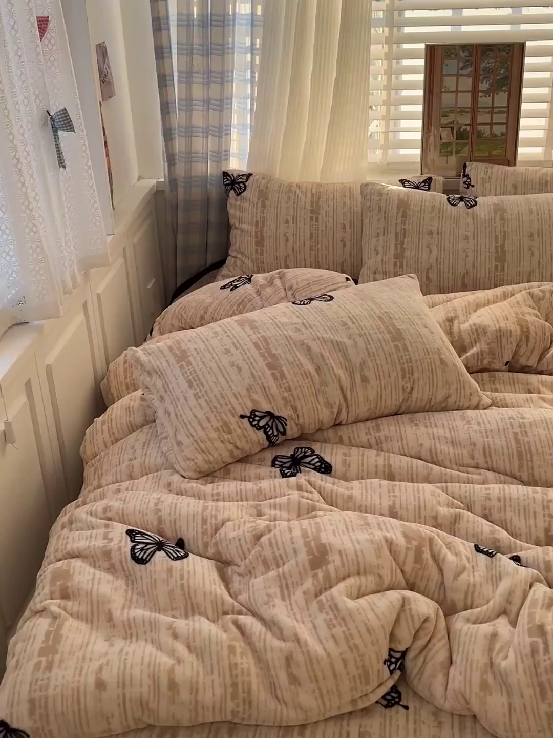 91家纺网 家纺一手货源 找家纺 鑫利来家纺 2025新款牛奶绒加厚印花法式赫本风花边床盖四件套 床盖款-法式蝴蝶