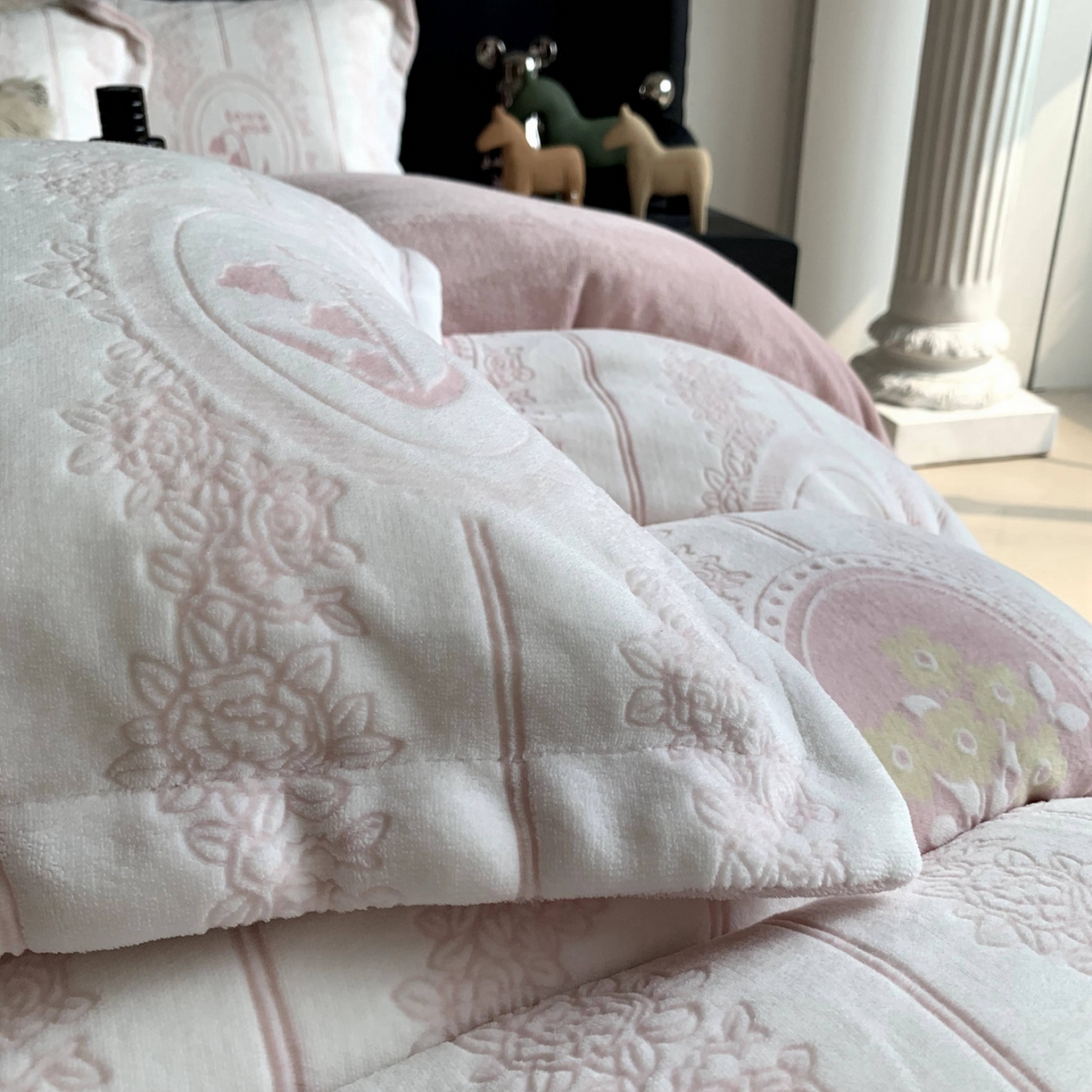 91家纺网 家纺一手货源 找家纺 奈萝家纺 2025新款加厚雕花绒牛奶绒四件套 艾美瑞粉