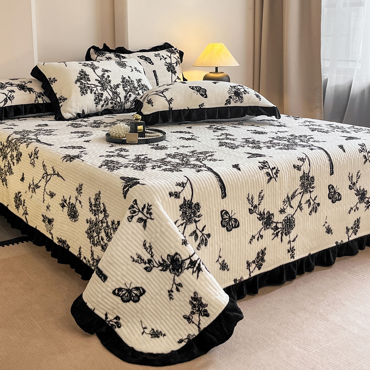 91家纺网 家纺一手货源 找家纺 安哆啦家纺 2025新款法式赫本风牛奶绒单床盖 蓝梦里