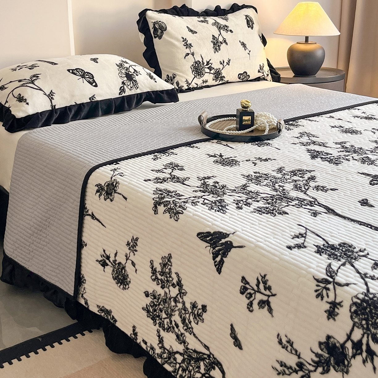 91家纺网 家纺一手货源 找家纺 安哆啦家纺 2025新款法式赫本风牛奶绒单床盖 蓝梦里