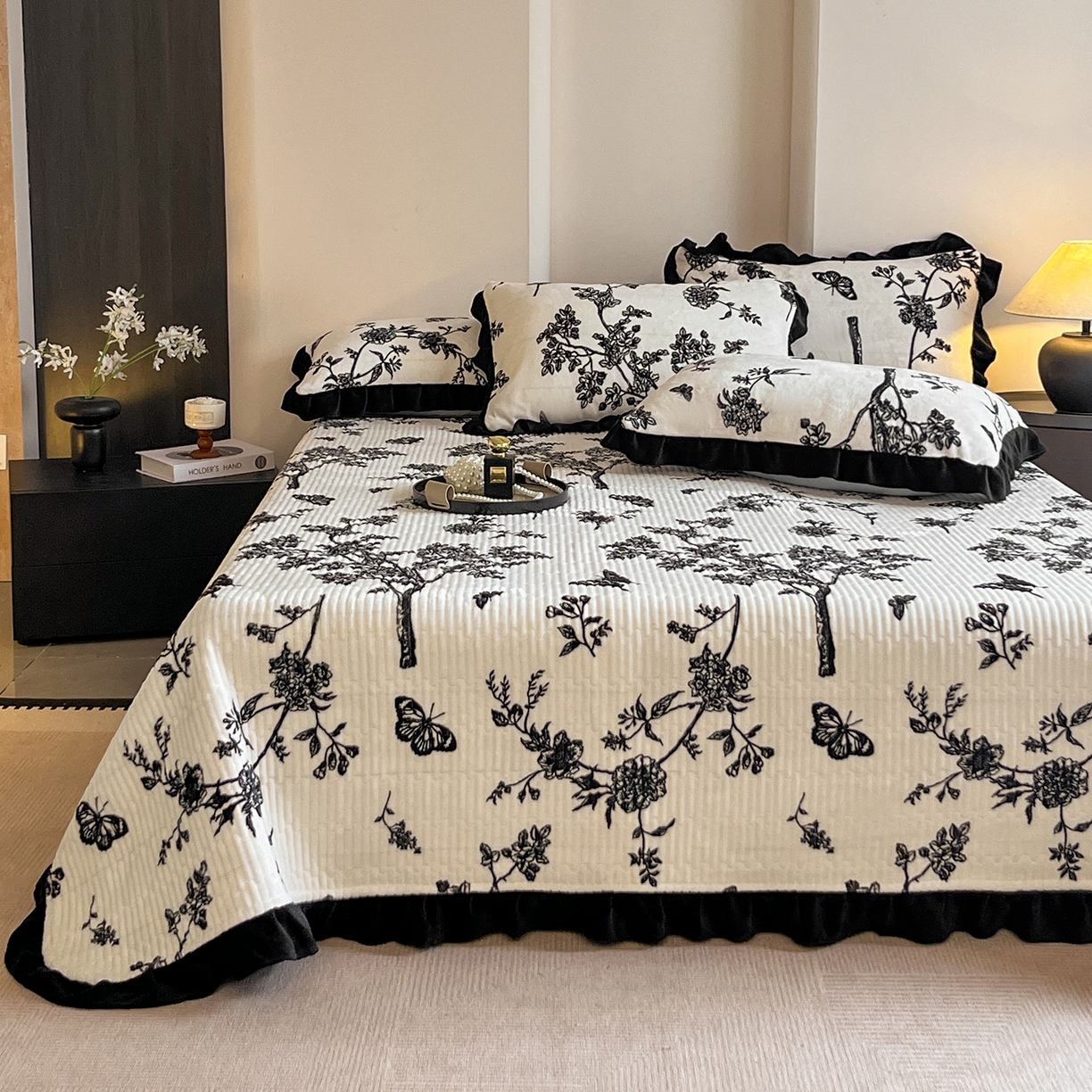 91家纺网 家纺一手货源 找家纺 安哆啦家纺 2025新款法式赫本风牛奶绒单床盖 蓝梦里