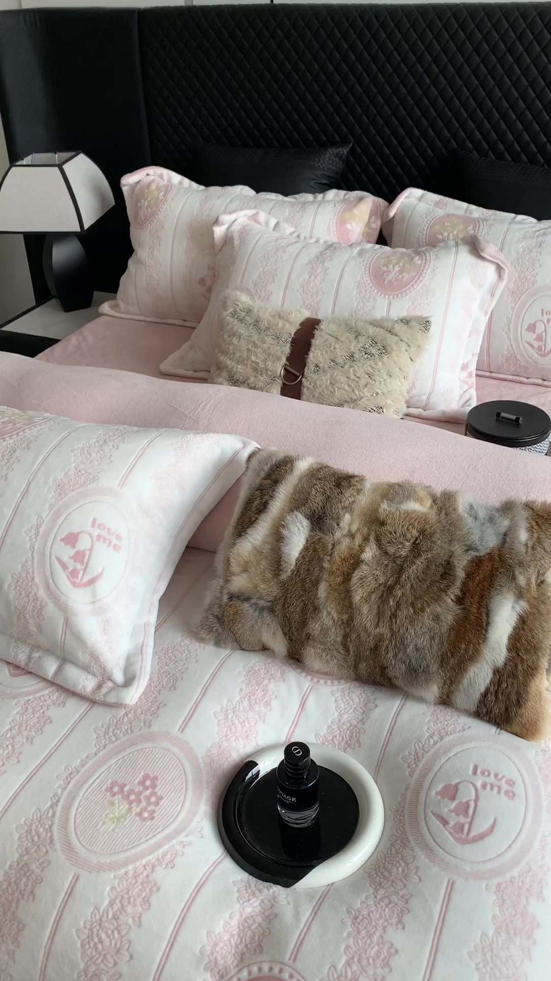 91家纺网 家纺一手货源 找家纺 奈萝家纺 2025新款加厚雕花绒牛奶绒四件套 艾美瑞粉