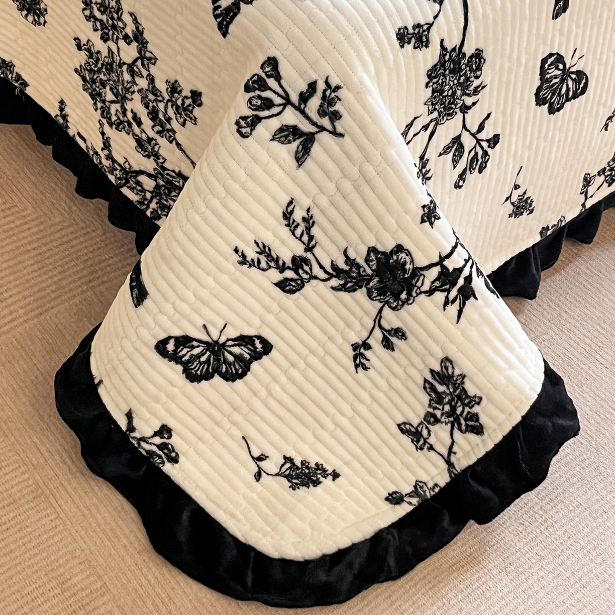 91家纺网 家纺一手货源 找家纺 安哆啦家纺 2025新款法式赫本风牛奶绒单床盖 蓝梦里