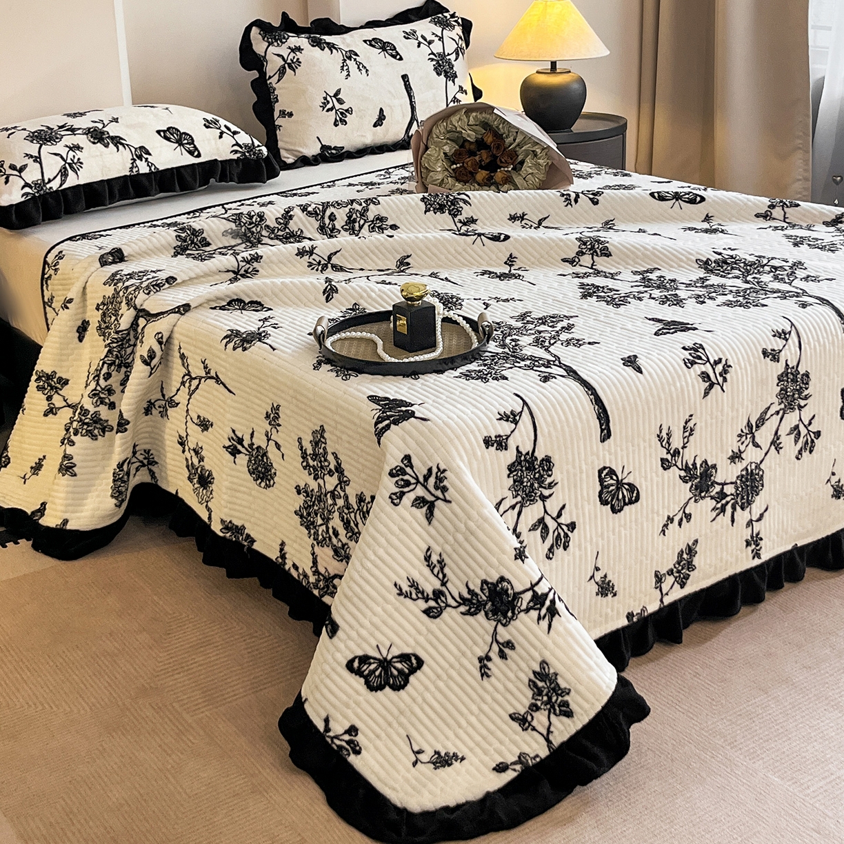 91家纺网 家纺一手货源 找家纺 安哆啦家纺 2025新款法式赫本风牛奶绒单床盖 蓝梦里