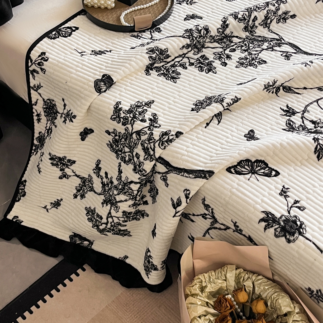 91家纺网 家纺一手货源 找家纺 安哆啦家纺 2025新款法式赫本风牛奶绒单床盖 蓝梦里