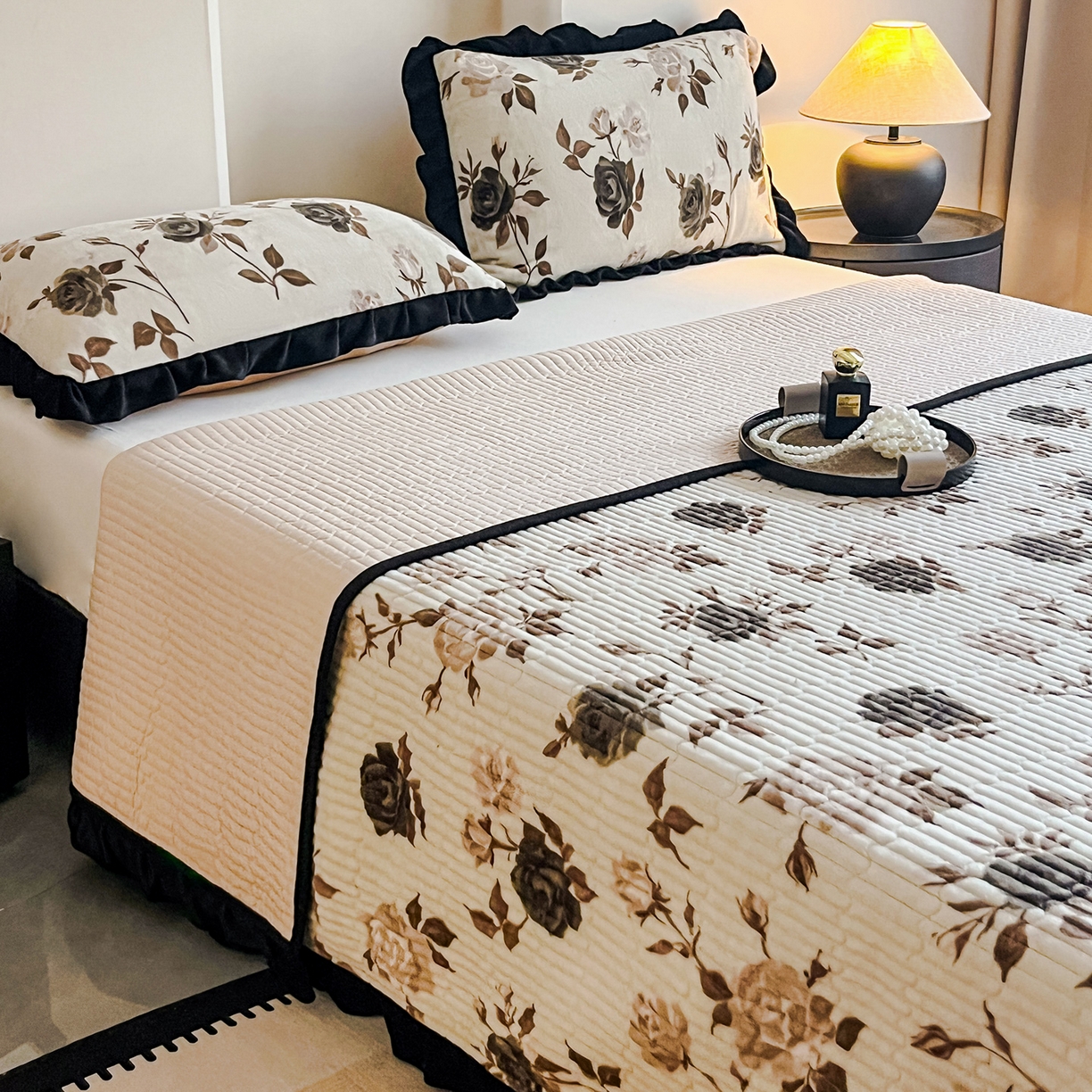 91家纺网 家纺一手货源 找家纺 安哆啦家纺 2025新款法式赫本风牛奶绒单床盖 玫瑰的诗