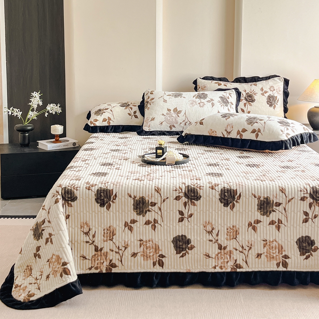 91家纺网 家纺一手货源 找家纺 安哆啦家纺 2025新款法式赫本风牛奶绒单床盖 玫瑰的诗