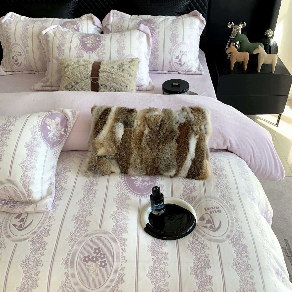 91家纺网 家纺一手货源 找家纺 奈萝家纺 2025新款加厚雕花绒牛奶绒四件套 艾美瑞紫