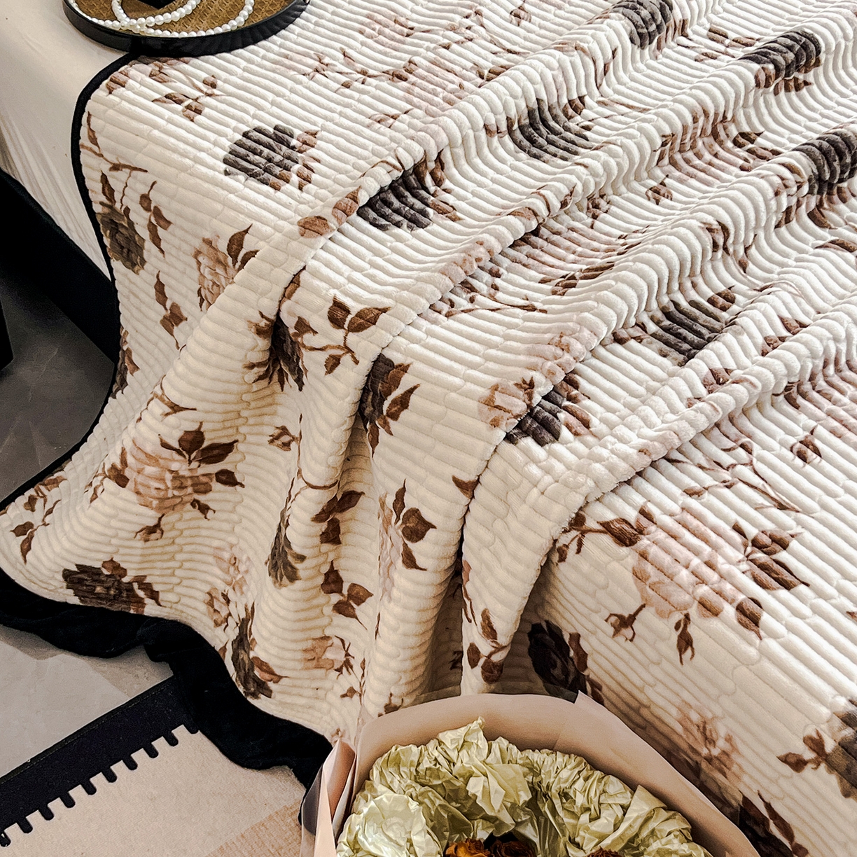 91家纺网 家纺一手货源 找家纺 安哆啦家纺 2025新款法式赫本风牛奶绒单床盖 玫瑰的诗