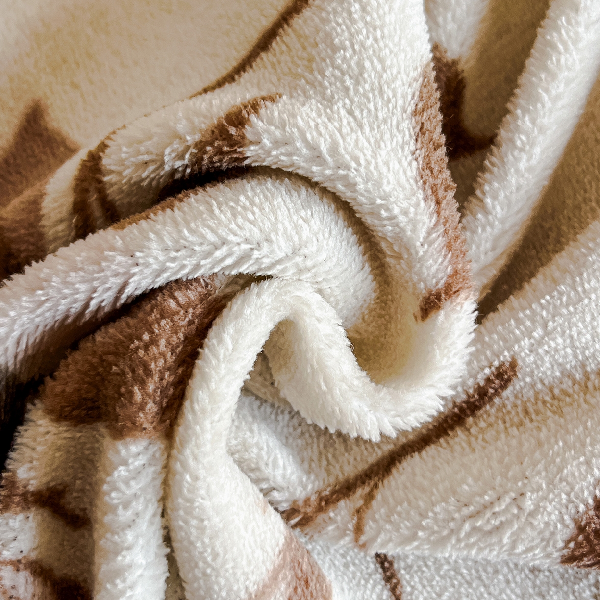 91家纺网 家纺一手货源 找家纺 安哆啦家纺 2025新款法式赫本风牛奶绒单床盖 玫瑰的诗