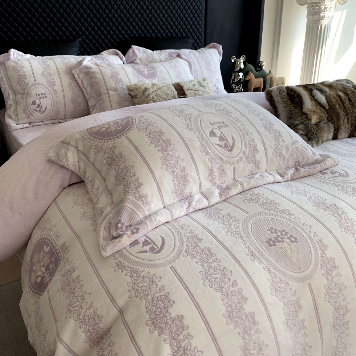 91家纺网 家纺一手货源 找家纺 奈萝家纺 2025新款加厚雕花绒牛奶绒四件套 艾美瑞紫