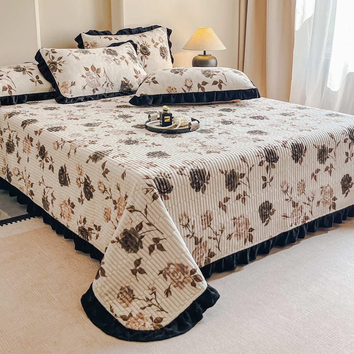 91家纺网 家纺一手货源 找家纺 安哆啦家纺 2025新款法式赫本风牛奶绒单床盖 玫瑰的诗