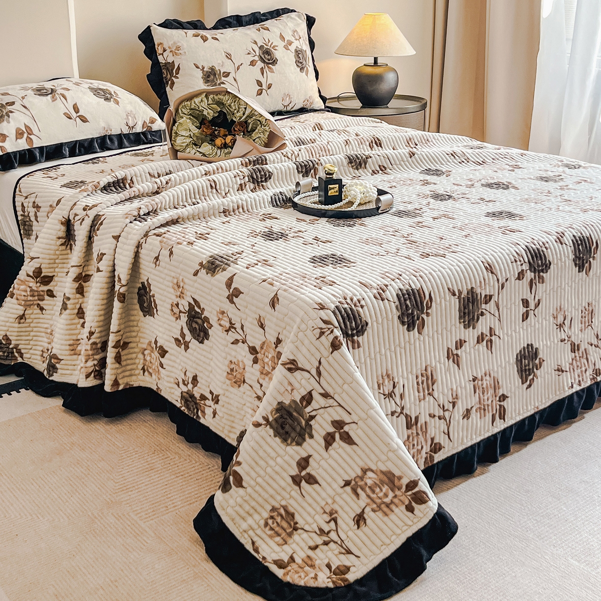 91家纺网 家纺一手货源 找家纺 安哆啦家纺 2025新款法式赫本风牛奶绒单床盖 玫瑰的诗