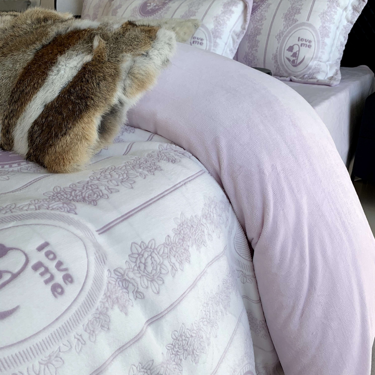 91家纺网 家纺一手货源 找家纺 奈萝家纺 2025新款加厚雕花绒牛奶绒四件套 艾美瑞紫