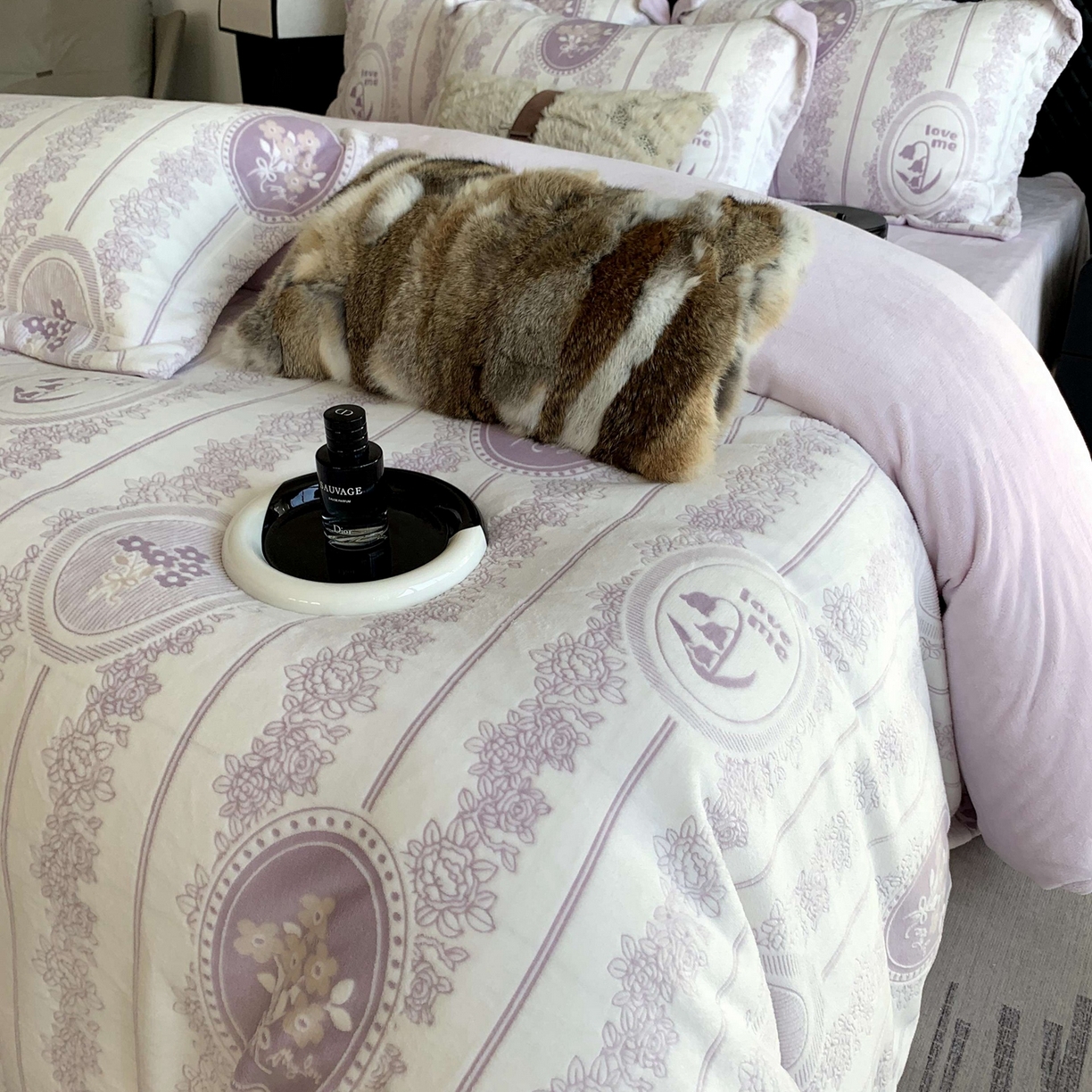 91家纺网 家纺一手货源 找家纺 奈萝家纺 2025新款加厚雕花绒牛奶绒四件套 艾美瑞紫