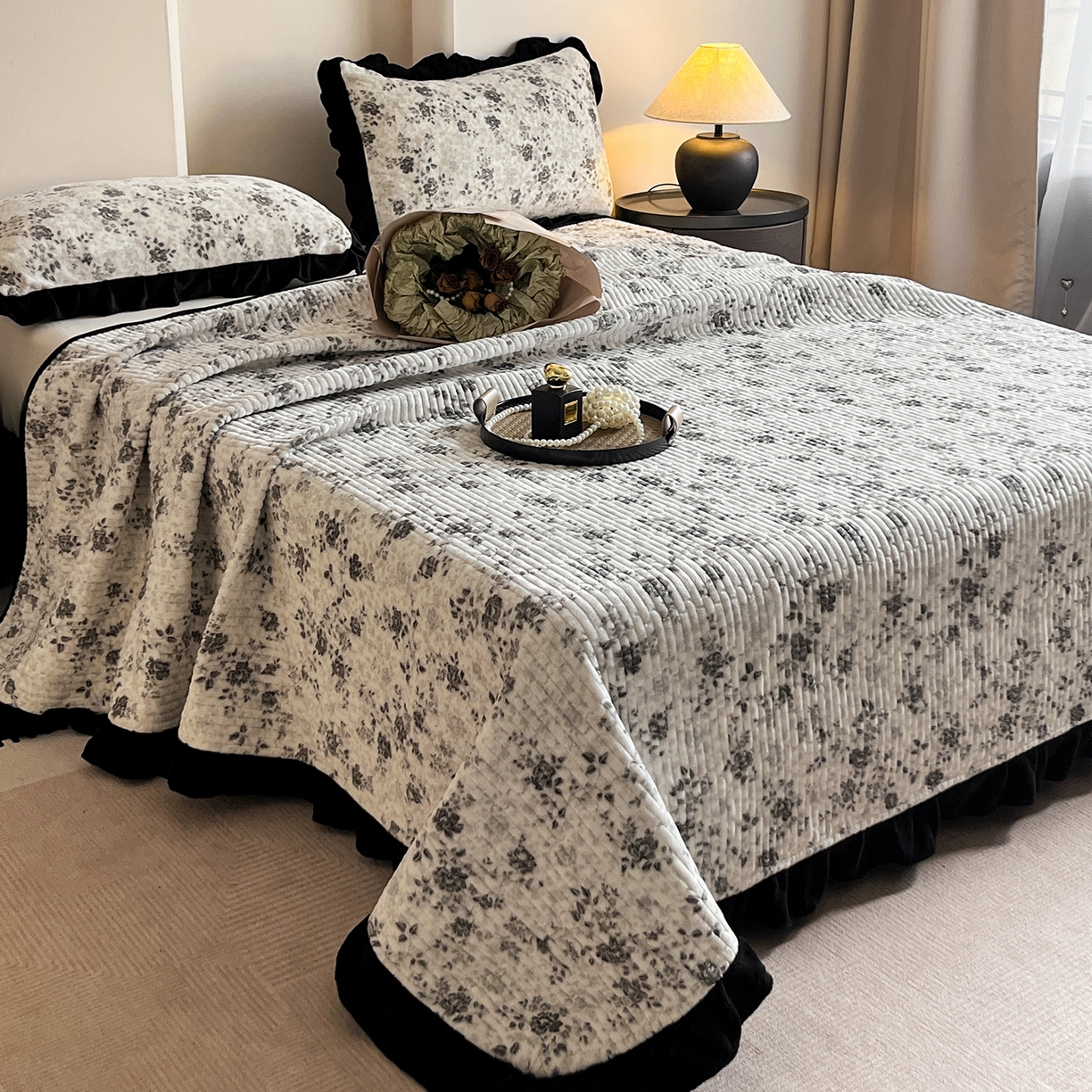 91家纺网 家纺一手货源 找家纺 安哆啦家纺 2025新款法式赫本风牛奶绒单床盖 星河入梦