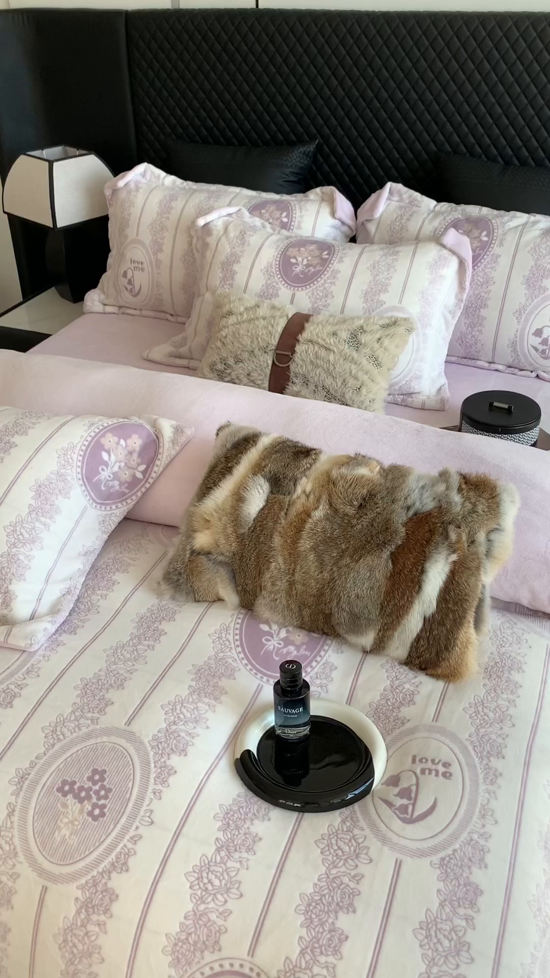 91家纺网 家纺一手货源 找家纺 奈萝家纺 2025新款加厚雕花绒牛奶绒四件套 艾美瑞紫