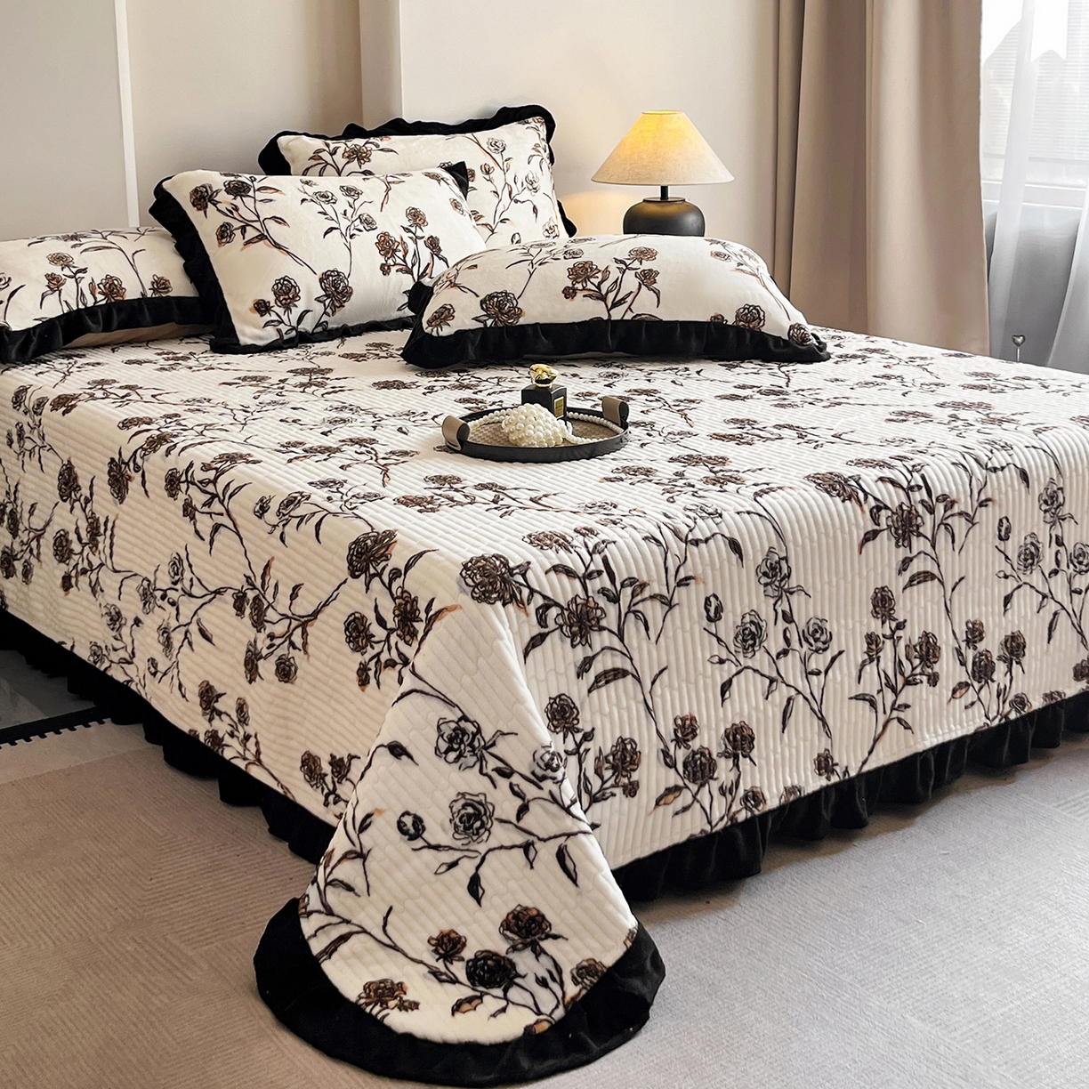 91家纺网 家纺一手货源 找家纺 安哆啦家纺 2025新款法式赫本风牛奶绒单床盖 叶璃