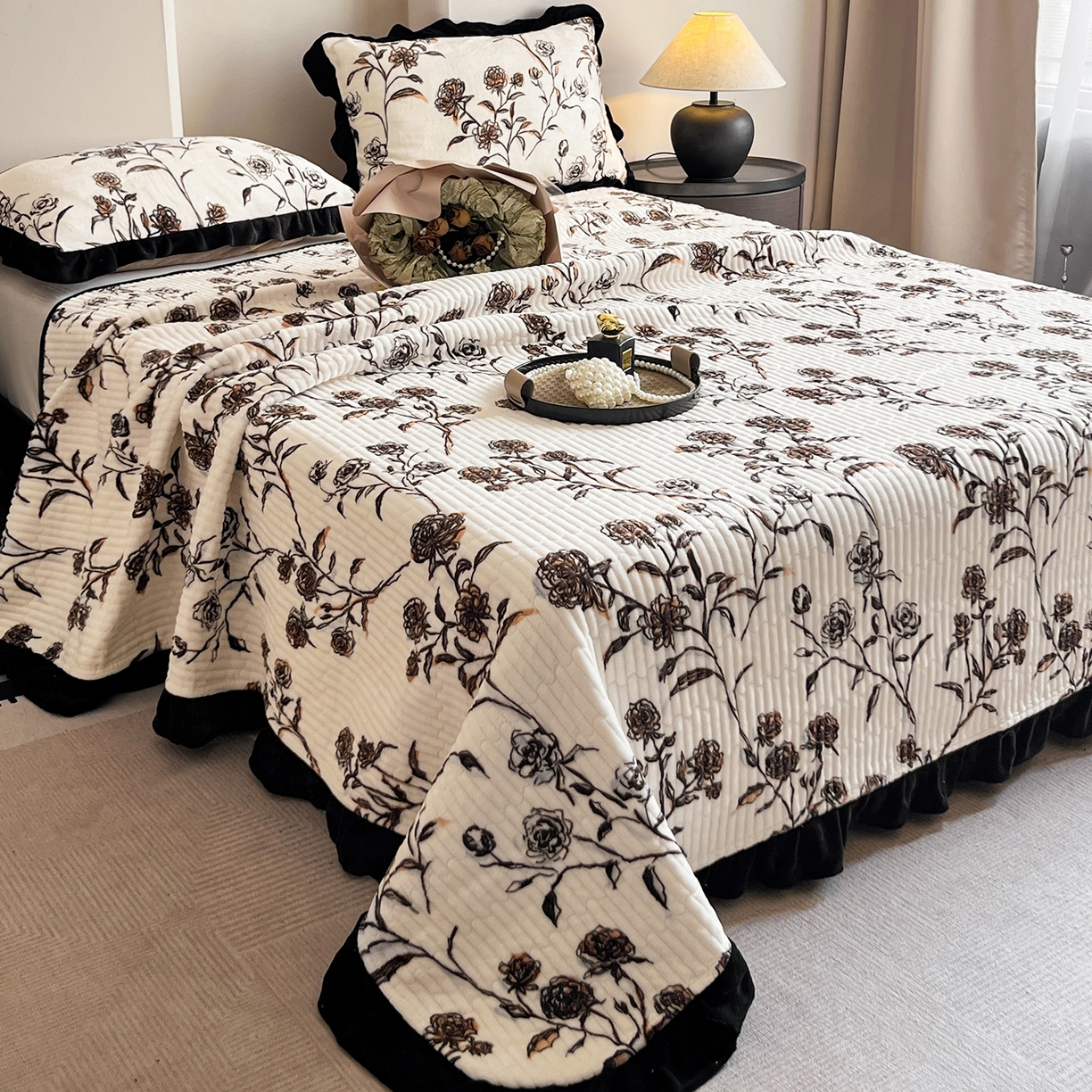 91家纺网 家纺一手货源 找家纺 安哆啦家纺 2025新款法式赫本风牛奶绒单床盖 叶璃