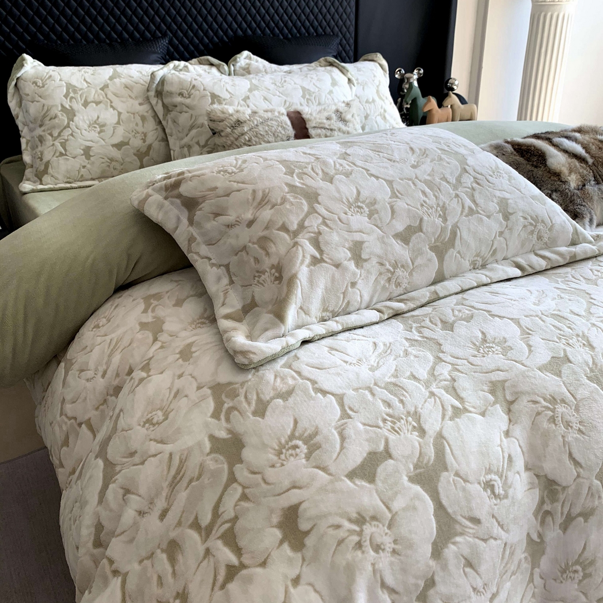 奈萝家纺 2025新款加厚雕花绒牛奶绒四件套 繁花倾心绿