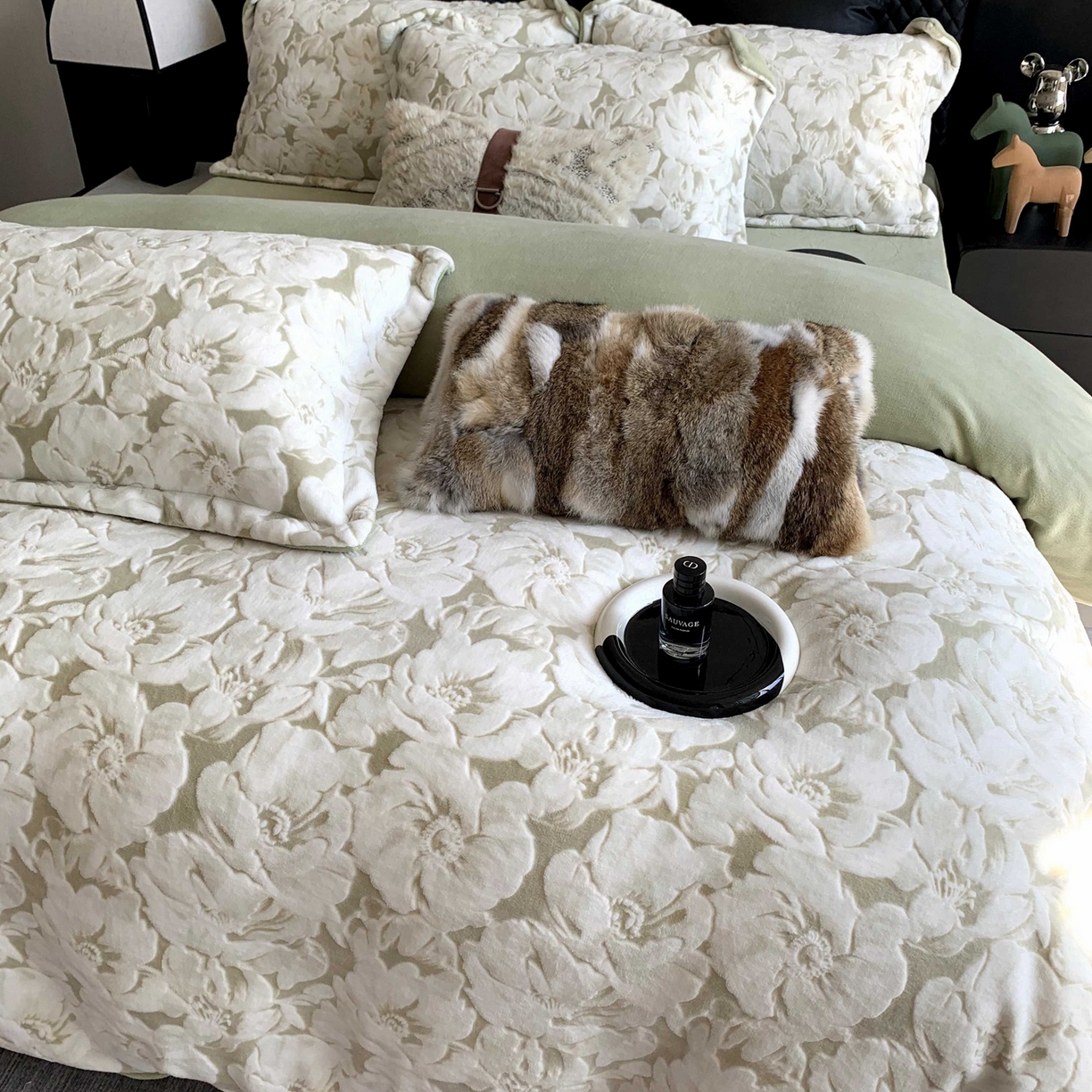 91家纺网 家纺一手货源 找家纺 奈萝家纺 2025新款加厚雕花绒牛奶绒四件套 繁花倾心绿