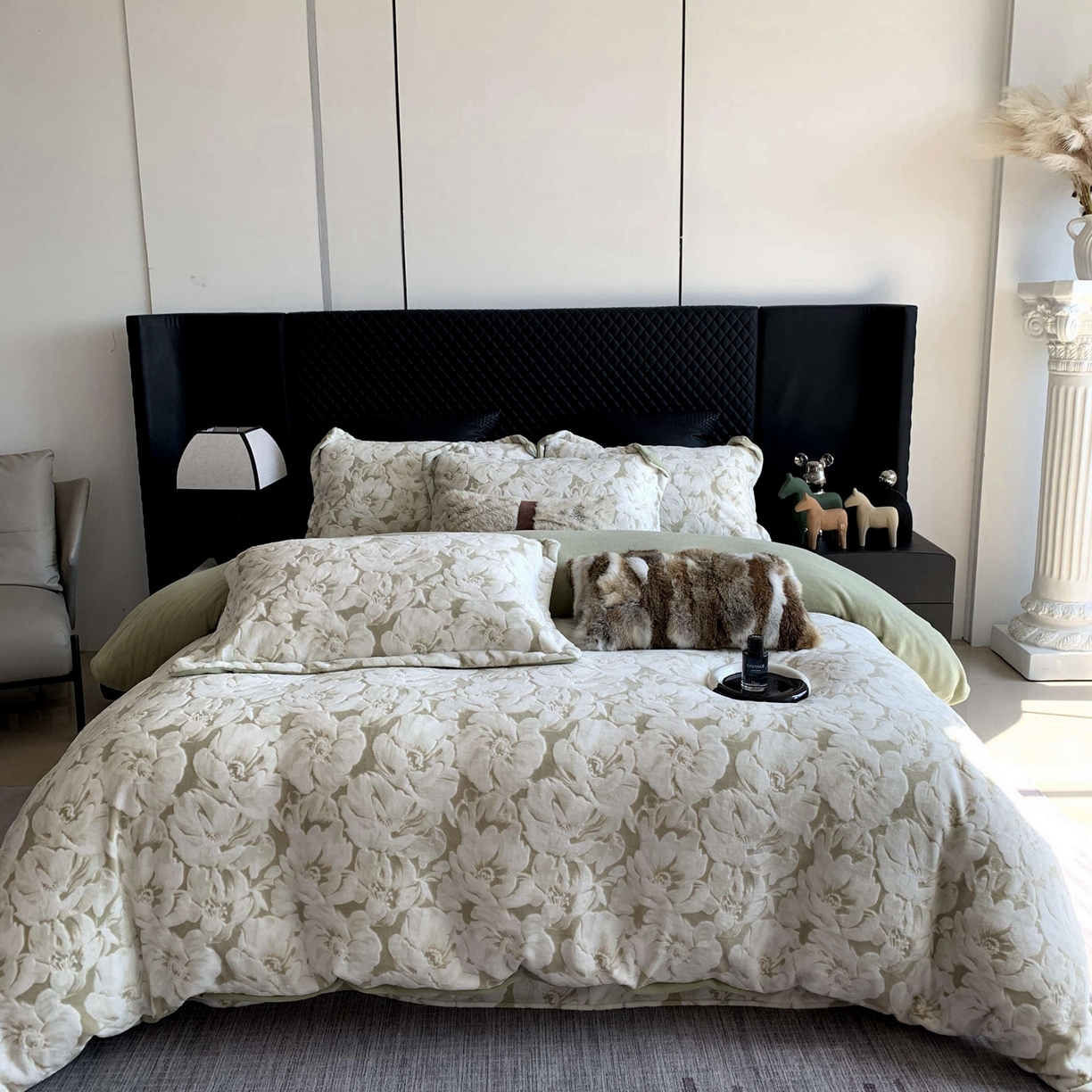 91家纺网 家纺一手货源 找家纺 奈萝家纺 2025新款加厚雕花绒牛奶绒四件套 繁花倾心绿