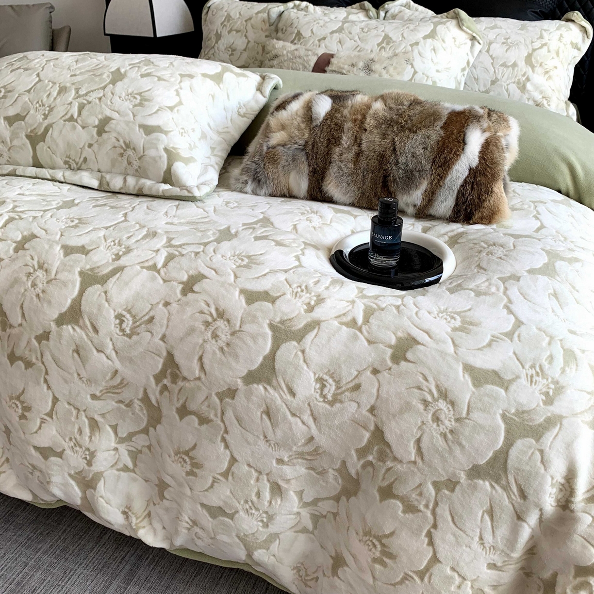 91家纺网 家纺一手货源 找家纺 奈萝家纺 2025新款加厚雕花绒牛奶绒四件套 繁花倾心绿