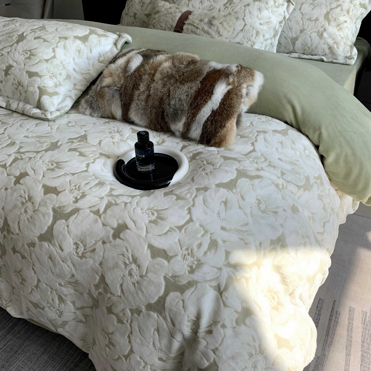 91家纺网 家纺一手货源 找家纺 奈萝家纺 2025新款加厚雕花绒牛奶绒四件套 繁花倾心绿