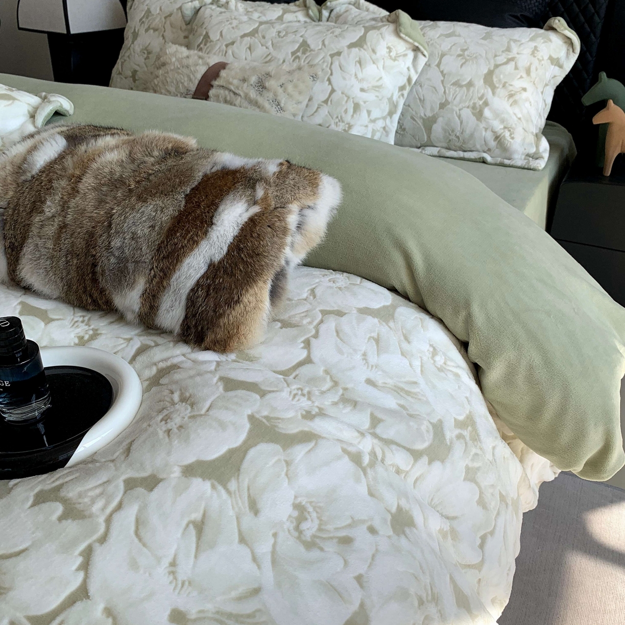 91家纺网 家纺一手货源 找家纺 奈萝家纺 2025新款加厚雕花绒牛奶绒四件套 繁花倾心绿