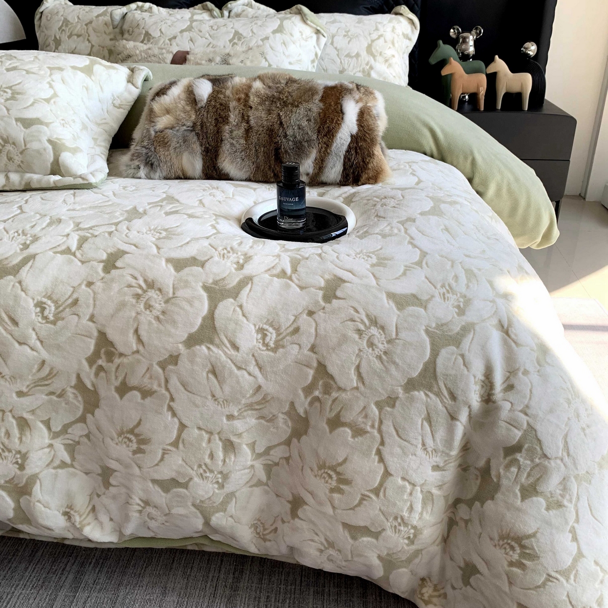 91家纺网 家纺一手货源 找家纺 奈萝家纺 2025新款加厚雕花绒牛奶绒四件套 繁花倾心绿