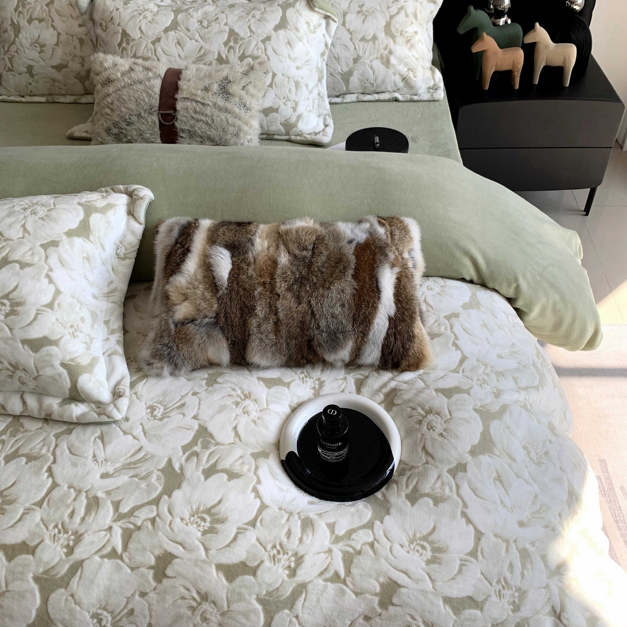 91家纺网 家纺一手货源 找家纺 奈萝家纺 2025新款加厚雕花绒牛奶绒四件套 繁花倾心绿