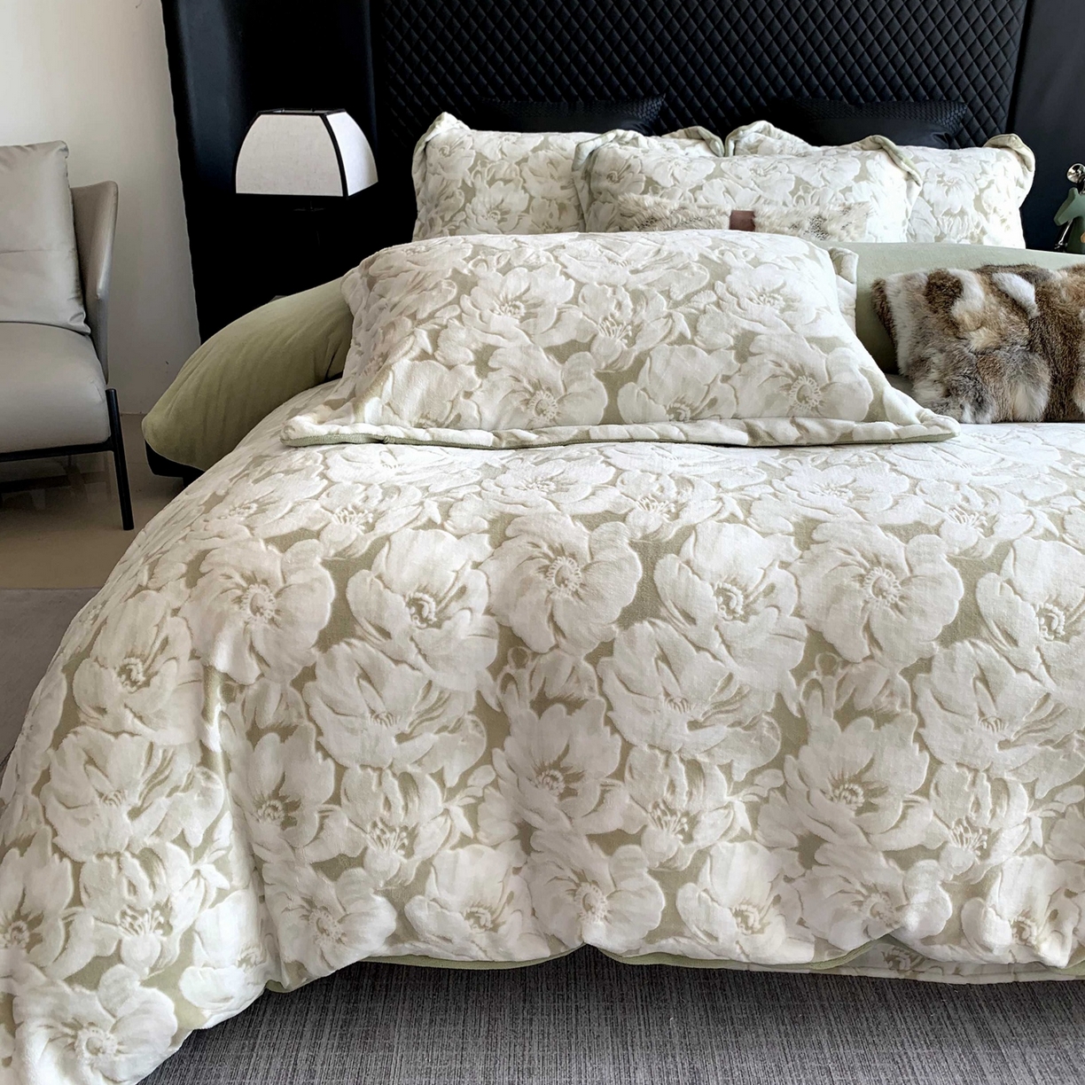 91家纺网 家纺一手货源 找家纺 奈萝家纺 2025新款加厚雕花绒牛奶绒四件套 繁花倾心绿